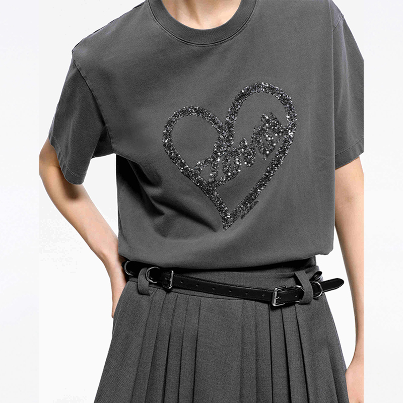 hongfeng manufactures women's t-shirts with sequins, combining comfort and glamour in every piece.